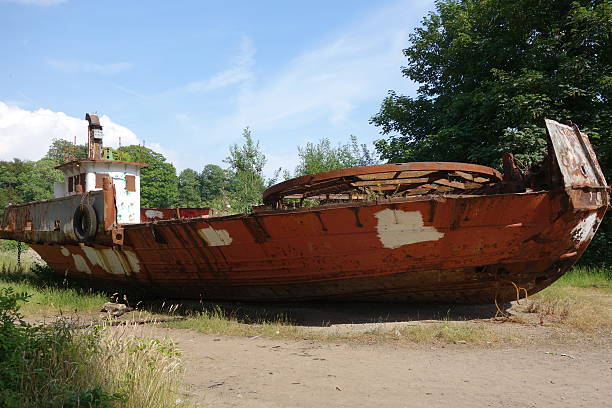 포기됨 및 좌초된 자동차모드 쾌속선 왼쪽 썩다 한통입니다 - abandoned beached ferry rotting 뉴스 사진 이미지