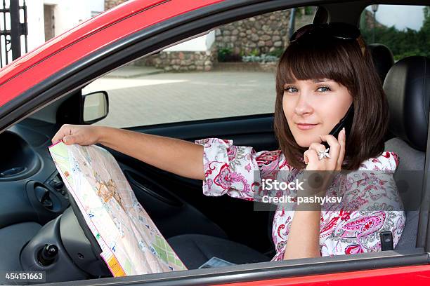 Girl の車 - コミュニケーションのストックフォトや画像を多数ご用意 - コミュニケーション, サービス, ツアーガイド