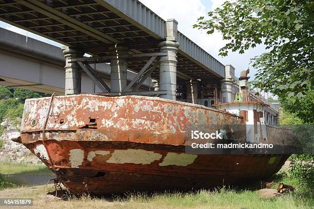 Покинутый И Beached Автомобиль Паром Налево На Гнилостными Под Мост — стоковые фотографии и другие картинки Без людей