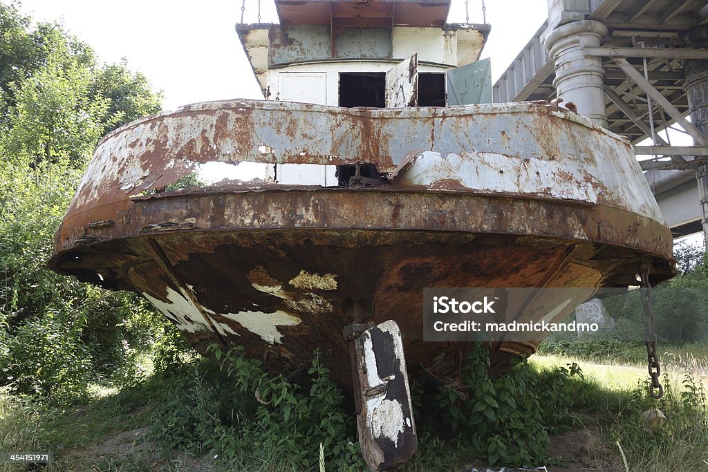 Abandonó y Embarrancado automóvil de transbordadores, gire a la izquierda bajo el puente hacia rot - Foto de stock de Abandonado libre de derechos