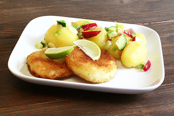 Schnitzel com Salada de Batata - fotografia de stock