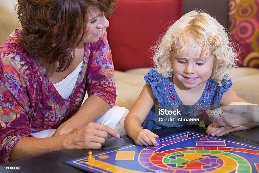 Petite fille jouant à un jeu de société avec sa maman - Photo de 2-3 ans libre de droits