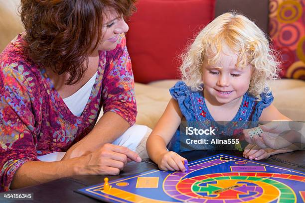 Photo libre de droit de Petite Fille Jouant À Un Jeu De Société Avec Sa Maman banque d'images et plus d'images libres de droit de 2-3 ans