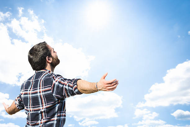 freedom man nuevamente cielo azul - aspirations men human arm arms outstretched fotografías e imágenes de stock