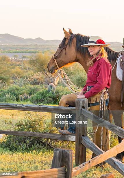 Horsewoman On 쪼개짐 가로장 울타리 가죽에 대한 스톡 사진 및 기타 이미지 - 가죽, 가죽 바지, 가축