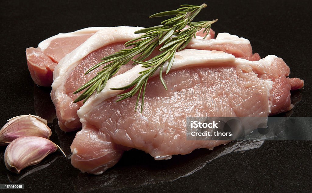 Chuleta de cerdo con materias primas carne - Foto de stock de Ajo libre de derechos