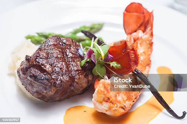 Stek I Shrimp - zdjęcia stockowe i więcej obrazów Duża krewetka - owoce morza - Duża krewetka - owoce morza, Filet, Wołowina