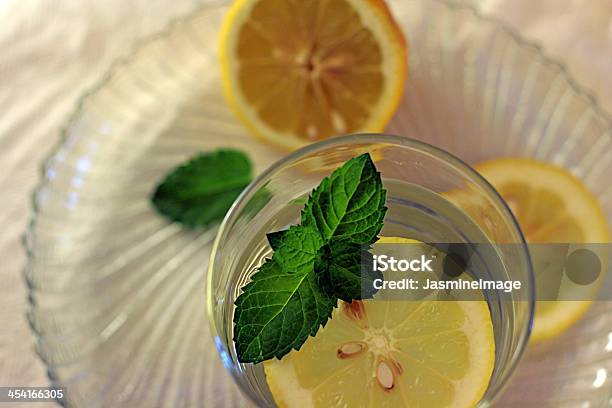 Photo libre de droit de Verre Deau Avec Citron Et Menthe banque d'images et plus d'images libres de droit de Aliments et boissons - Aliments et boissons, Assiette, Boire