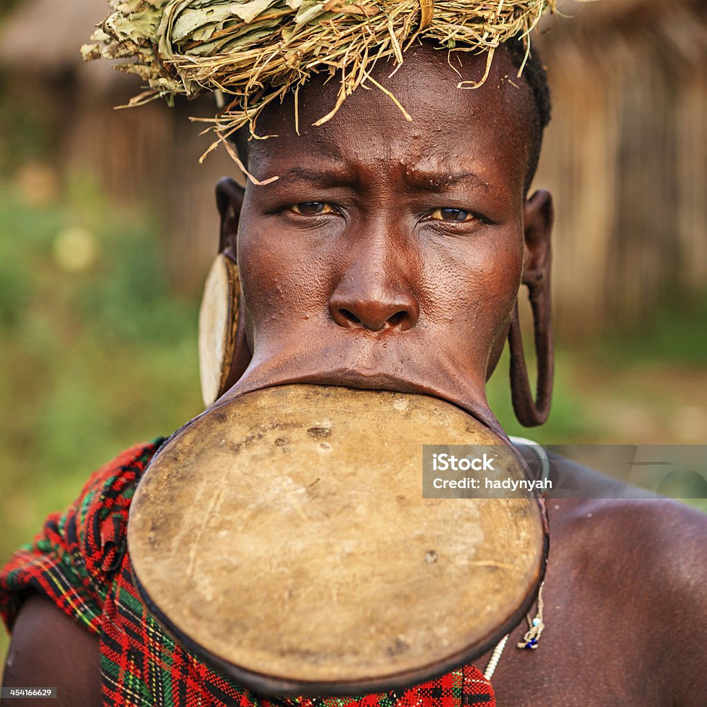 Retrato de mulher de Tribo Mursi, Etiópia, África - Royalty-free Tribo Mursi Foto de stock