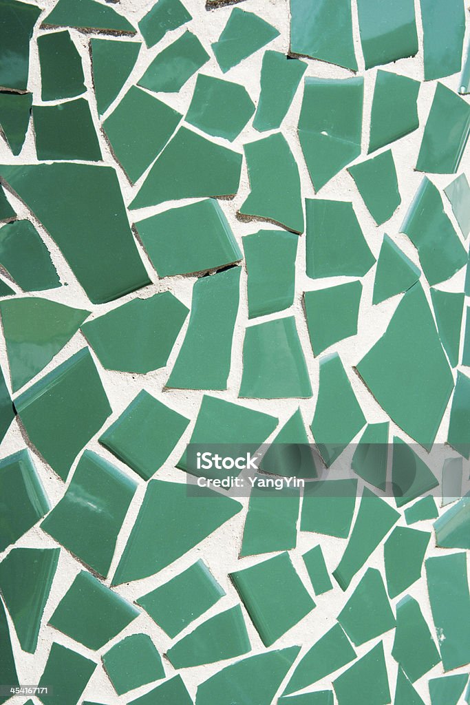 Verde, azulejos de cerámica roto ganado en bruto patrón de mosaico - Foto de stock de Cerámica libre de derechos