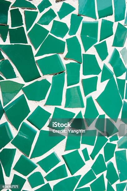 Foto de Verde Azulejos De Cerâmica Quebradas Consolidada Em Mosaico Bruto e mais fotos de stock de Cerâmica - Artesanato