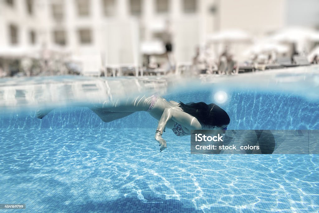Mulher na piscina - Foto de stock de 25-30 Anos royalty-free