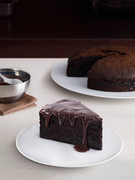 köstlicher schokoladenkuchen - scheibe portion fotos stock-fotos und bilder