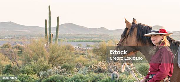 Horsewoman Vista — стоковые фотографии и другие картинки Аризона - Юго-запад США - Аризона - Юго-запад США, Ездить на лошади, Ферма