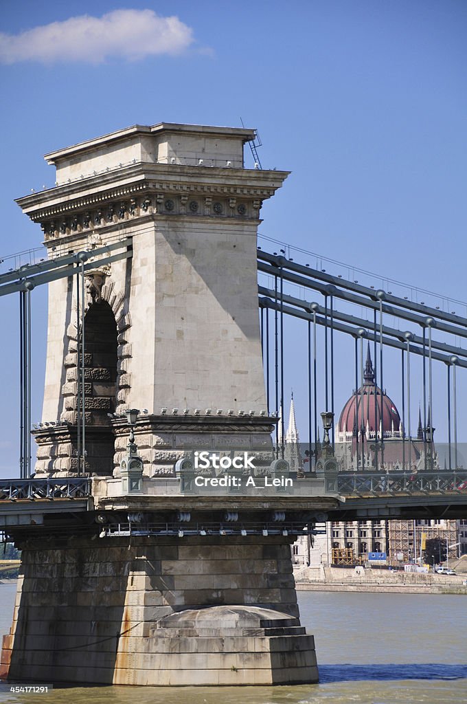 Most łańcuchowy nad Rzeka Dunaj w Budapeszcie, Węgry - Zbiór zdjęć royalty-free (Architektura)
