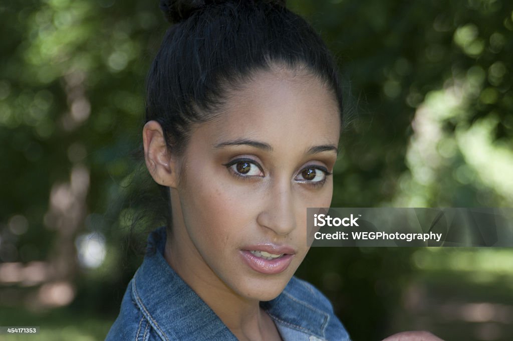 Atractiva mujer con ojos y cara - Foto de stock de 20-24 años libre de derechos