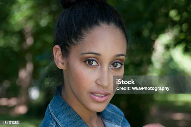 Atractiva Mujer Con Ojos Y Cara Foto de stock y más banco de imágenes de 20-24 años - 20-24 años, 2000-2009, Adulto