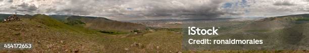 Foto de Vista Panorâmica De Ulaanbaatar e mais fotos de stock de Mongólia - Mongólia, Montanha, Cidade