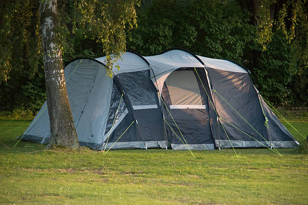 大きな屋外キャンプテント - テント 写真 ストックフォトと画像