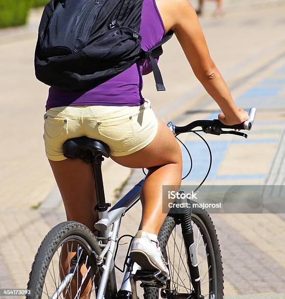 自転車の少女 - マウンテンバイキングのストックフォトや画像を多数ご用意 - マウンテンバイキング, 紫, 18歳から19歳
