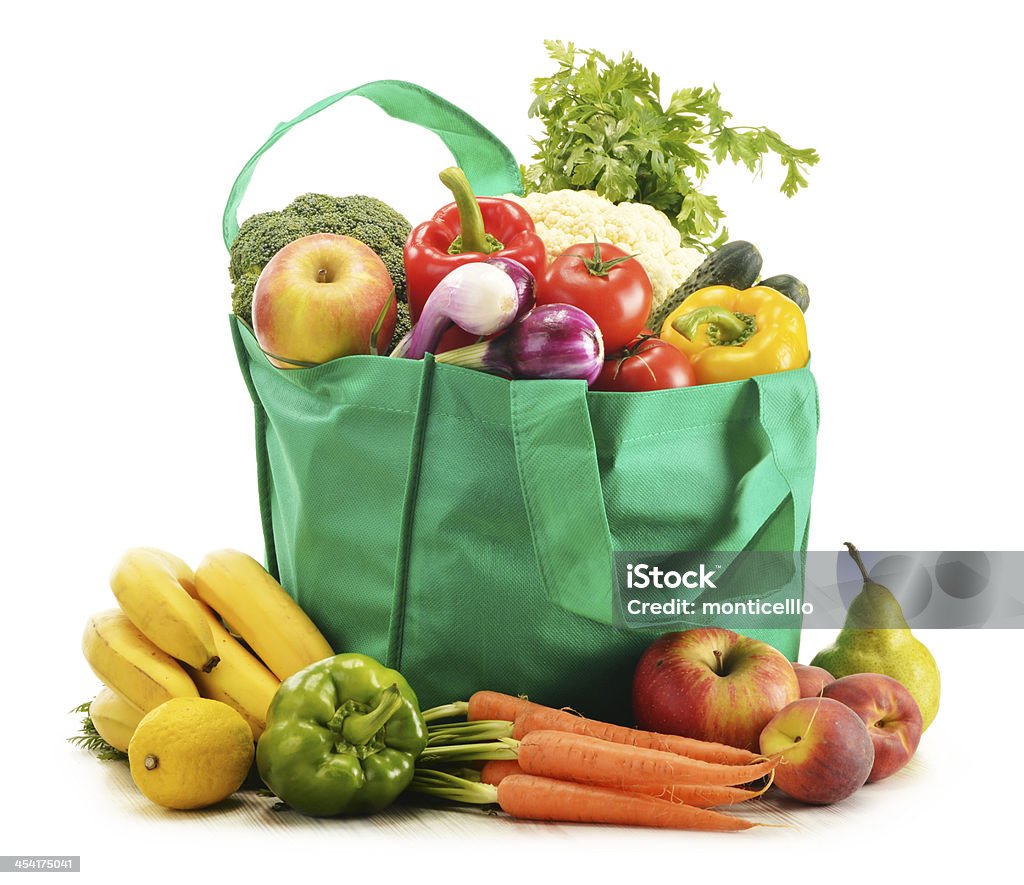 Panier d'achat de denrées alimentaires de produits isolé sur blanc - Photo de Légume libre de droits
