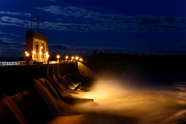 przelew - dam hydroelectric power station manitoba canada zdjęcia i obrazy z banku zdjęć