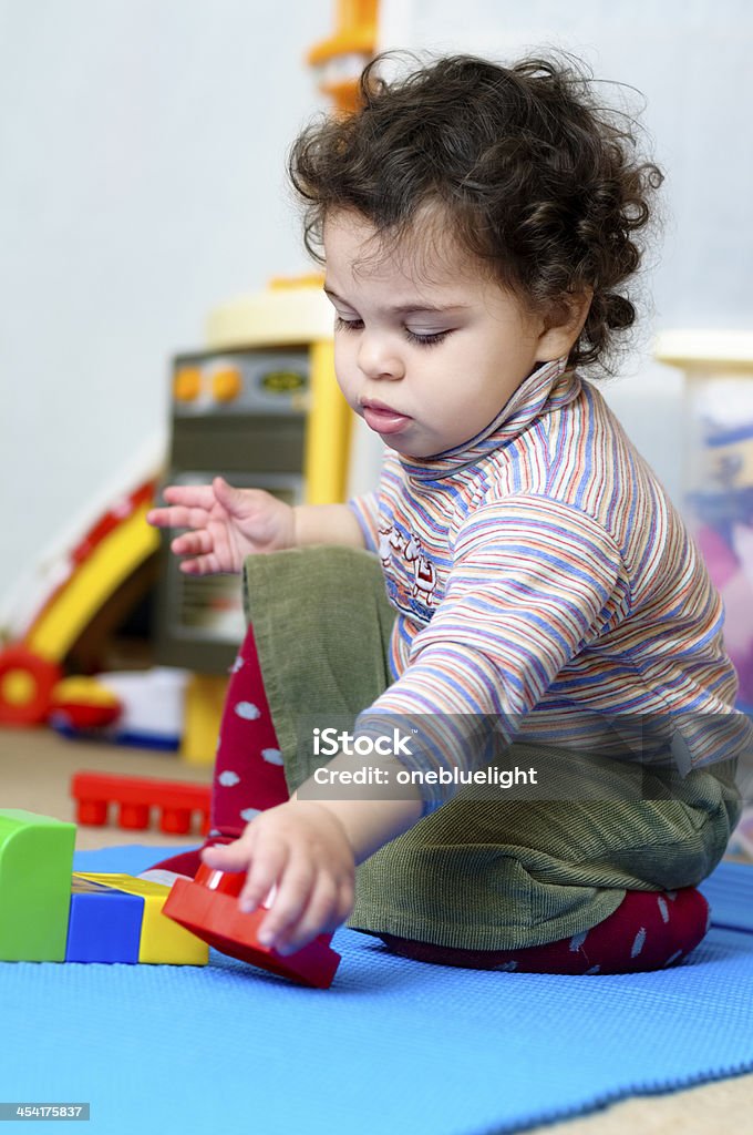 Bebê brincando com blocos de plástico - Foto de stock de 12-17 meses royalty-free