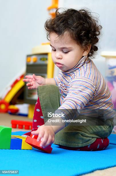 Foto de Bebê Brincando Com Blocos De Plástico e mais fotos de stock de 12-17 meses - 12-17 meses, 12-23 meses, 18 a 23 meses