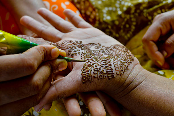 zastosowanie tatuaż z henny - mehandi india fashion women zdjęcia i obrazy z banku zdjęć