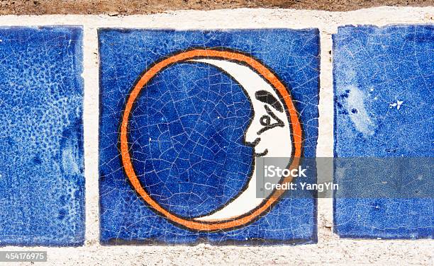 Der Mann Im Mond Eingerichtet Rissigen Blue Mexican Tile Stockfoto und mehr Bilder von Mode