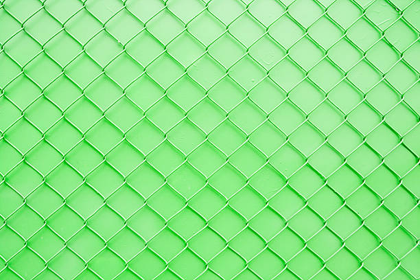 peint texture de clôture chain link motif contre mur vert vif - green fence chainlink fence wall photos et images de collection