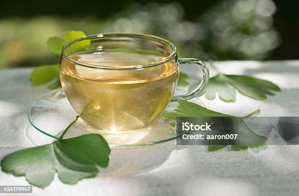 Чай С Herbaceous Растение — стоковые фотографии и другие картинки Без людей - Без людей, Безалкогольный напиток, Блюдце