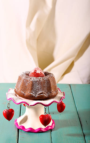 Limão Baunilha Mini Libra (Bundt) e Bolo com cobertura de morango - fotografia de stock