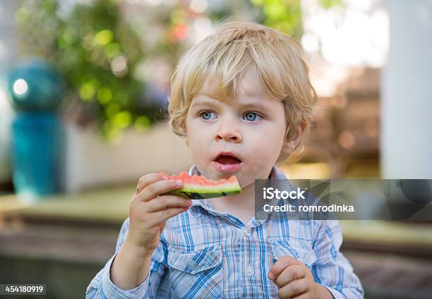 可愛らしい小さな幼児少年ブロンド毛スイカを食べる I - 2歳から3歳のストックフォトや画像を多数ご用意 - 2歳から3歳, カラー画像, スイカ