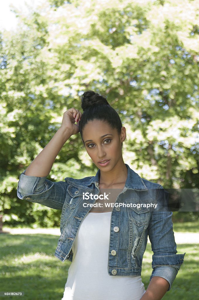 Belle femme à la tête et des épaules - Photo de 20-24 ans libre de droits