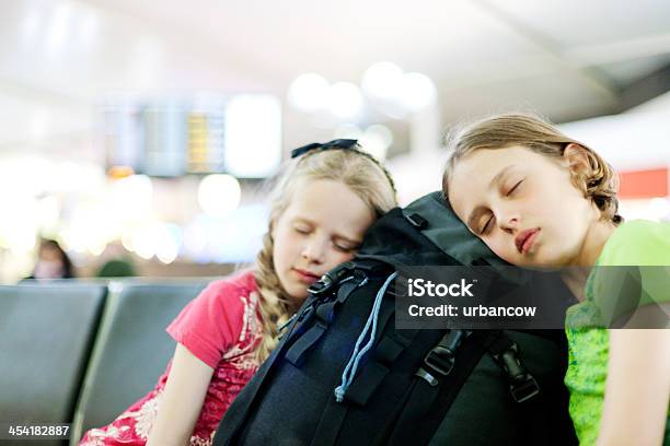 Verspätungen Beim Flughafen Stockfoto und mehr Bilder von 6-7 Jahre - 6-7 Jahre, Abflugbereich, Abwarten