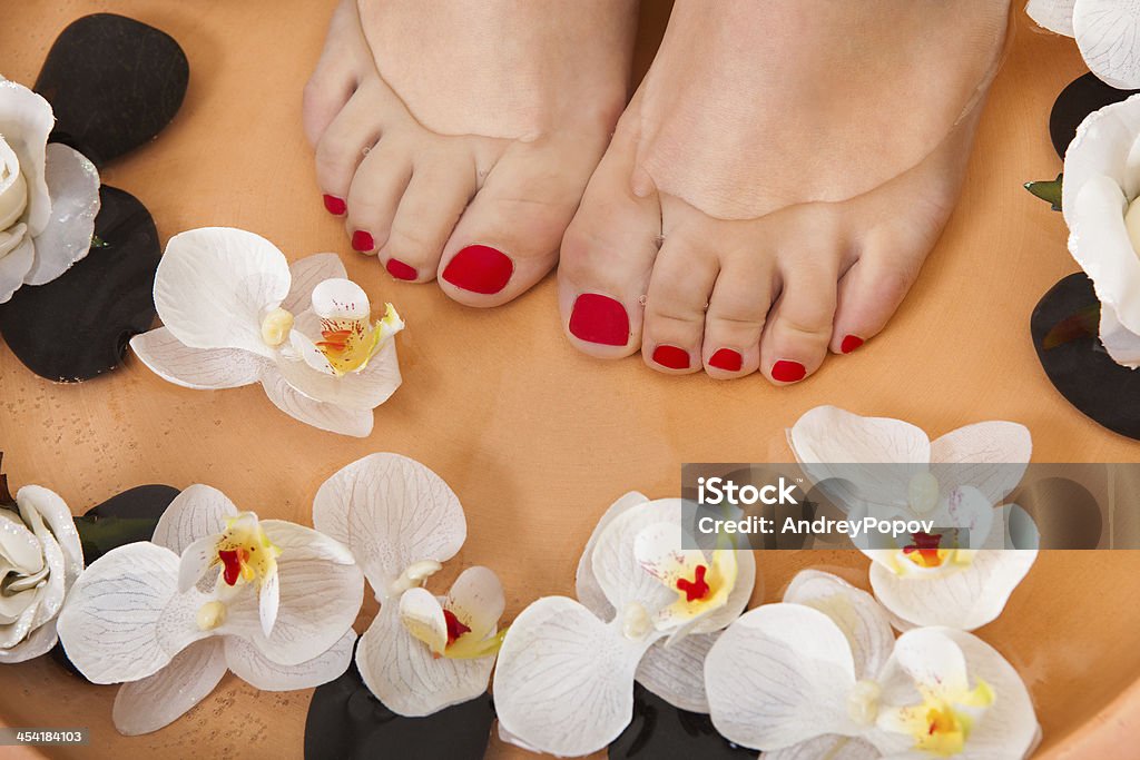 Женщины ноги получение с ароматическими маслами - Стоковые фото Альтернативная терапия роялти-фри