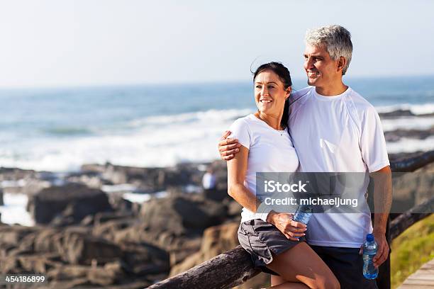 Älteres Paar Entspannung Nach Dem Training Stockfoto und mehr Bilder von Aktiver Lebensstil - Aktiver Lebensstil, Aktiver Senior, Aktivitäten und Sport