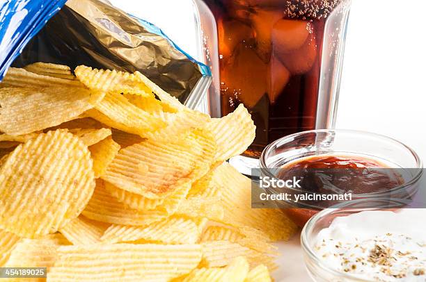 Chipsy I Koks - zdjęcia stockowe i więcej obrazów Bez ludzi - Bez ludzi, Chipsy ziemniaczane, Chrupiący