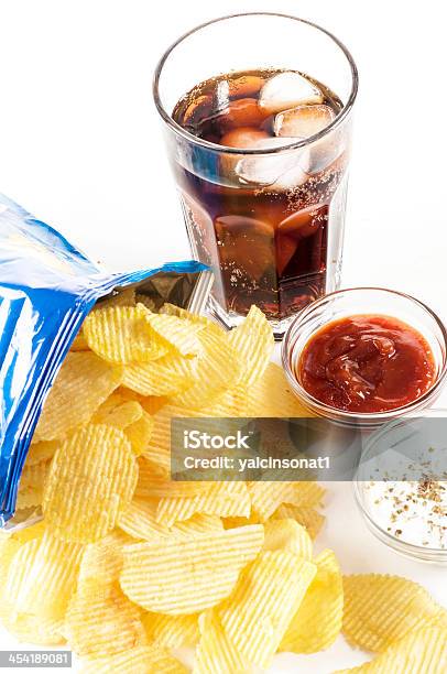 Foto de Crocantes E Cocacola e mais fotos de stock de Batata Frita de Pacote - Batata Frita de Pacote, Fundo Branco, Refrigerante - Bebida gelada