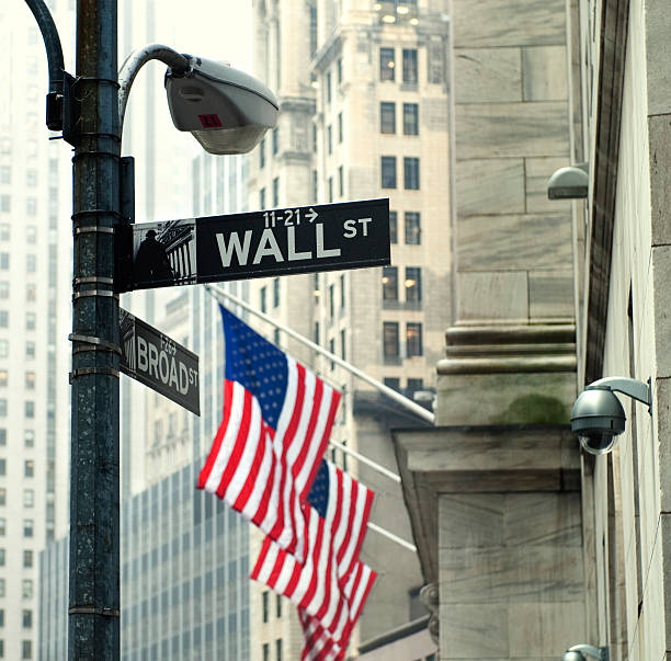 wall street, nova york downtown - wall street new york city street bank - fotografias e filmes do acervo