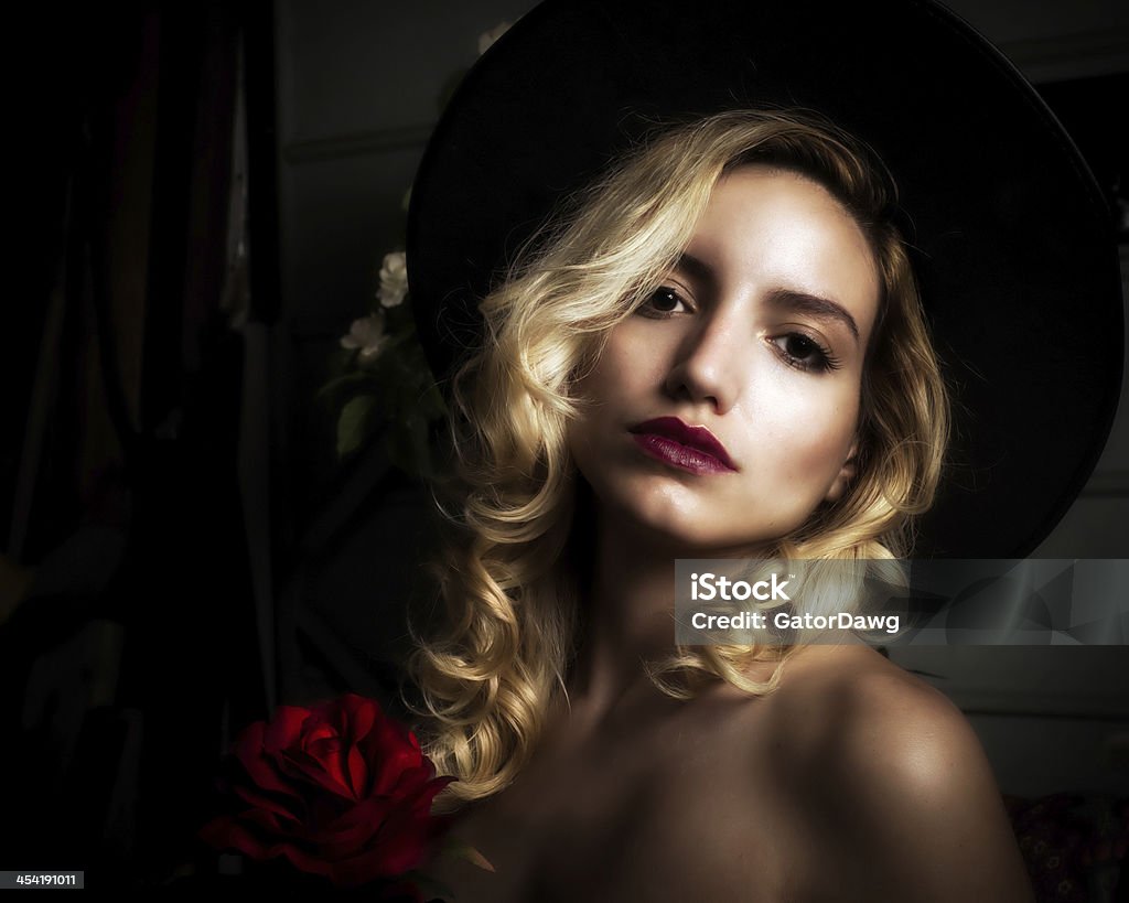 Schönen blonden Frau mit roten Rosen - Lizenzfrei Begehren Stock-Foto