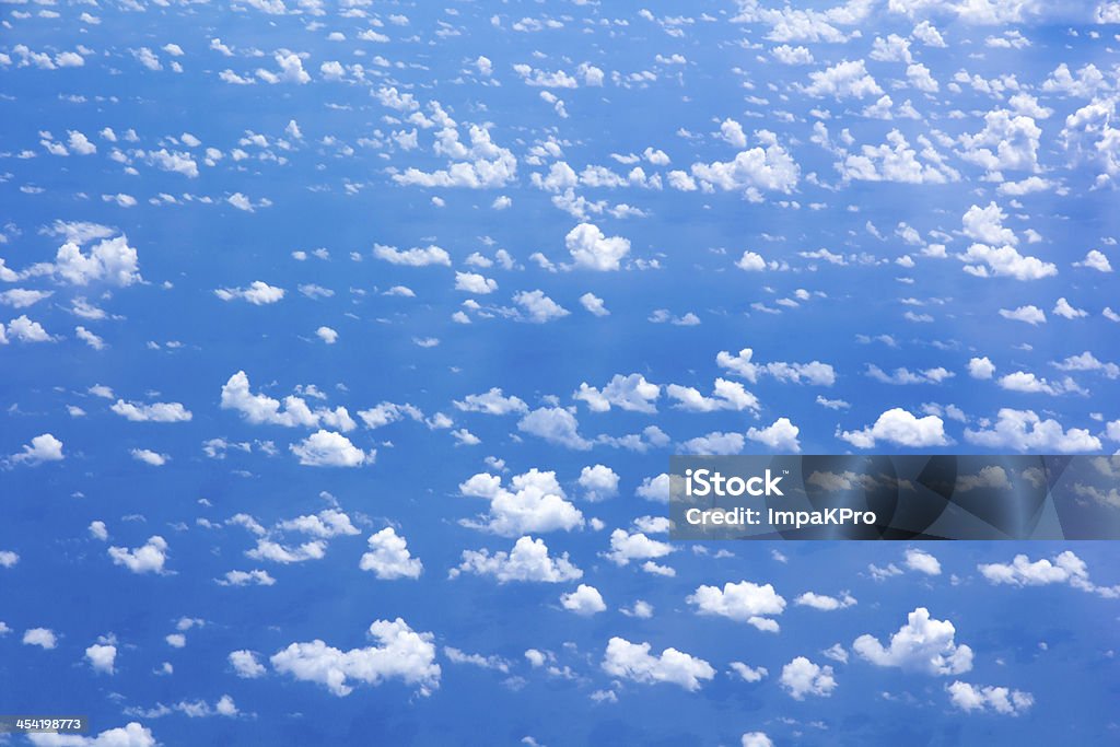 Dispersão de nuvem no céu azul - Royalty-free Alto - Descrição Física Foto de stock