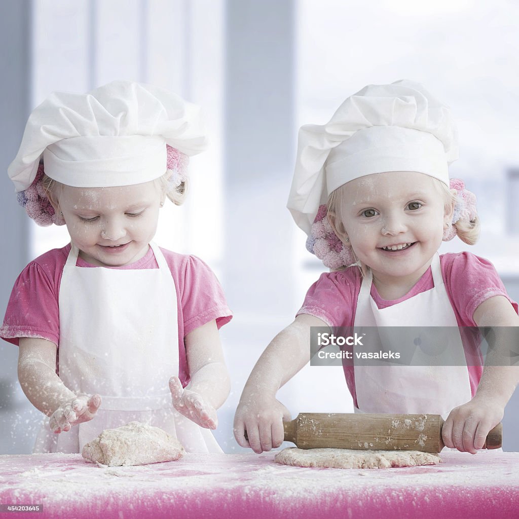 Duas camas de solteiro menina culinária bolos - Foto de stock de Bolsa - Objeto manufaturado royalty-free