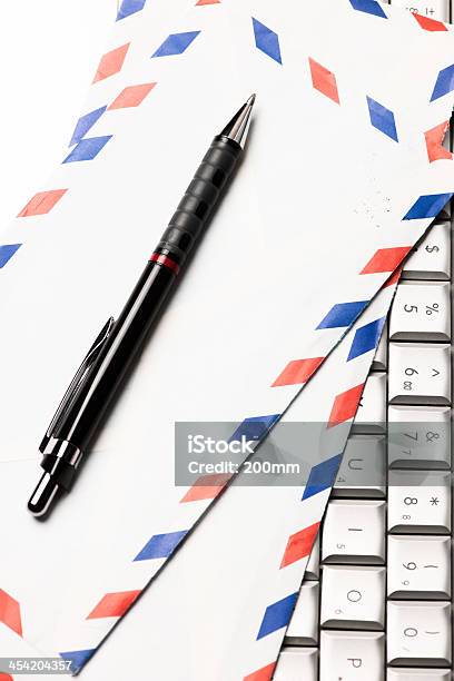 Photo libre de droit de Enveloppe Avec Un Stylo Sur Un Ordinateur Portable banque d'images et plus d'images libres de droit de Boîte aux lettres - Boîte aux lettres, Boîte aux lettres publique, Clavier d'ordinateur