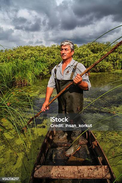 Foto de Inundado Acarlar Floresta e mais fotos de stock de Pescador - Pescador, Pescador masculino, Pântano