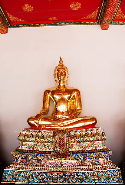 黄金の仏像彫刻/ワットポー、タイのバンコク - praye ストックフォトと画像