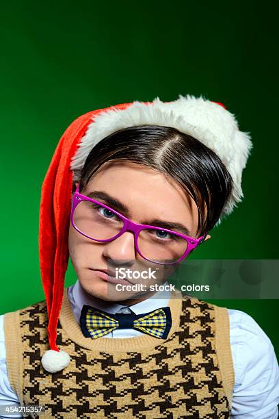 Foto de Nerd Com Chapéu De Papai Noel e mais fotos de stock de 20 Anos - 20 Anos, Adulto, Bobo - Papel Humano