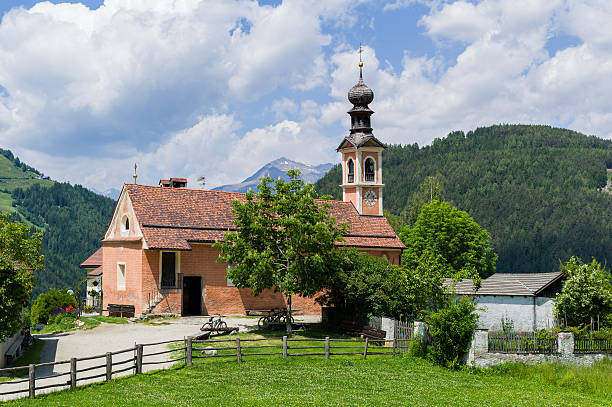 igreja de maria saalen em sudtirol - val pusteria - fotografias e filmes do acervo