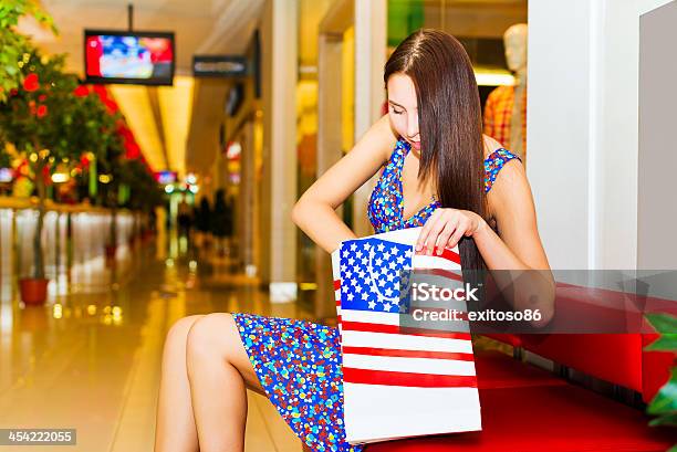女性のショッピングセンター - 1人のストックフォトや画像を多数ご用意 - 1人, ショッピングセンター, セール